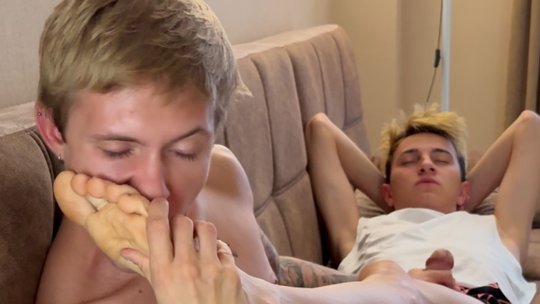 Ethan Lestray: Foot Fetish Část 1 Twink Olizuje Nohy Svého Přítele A Saje Jeho...