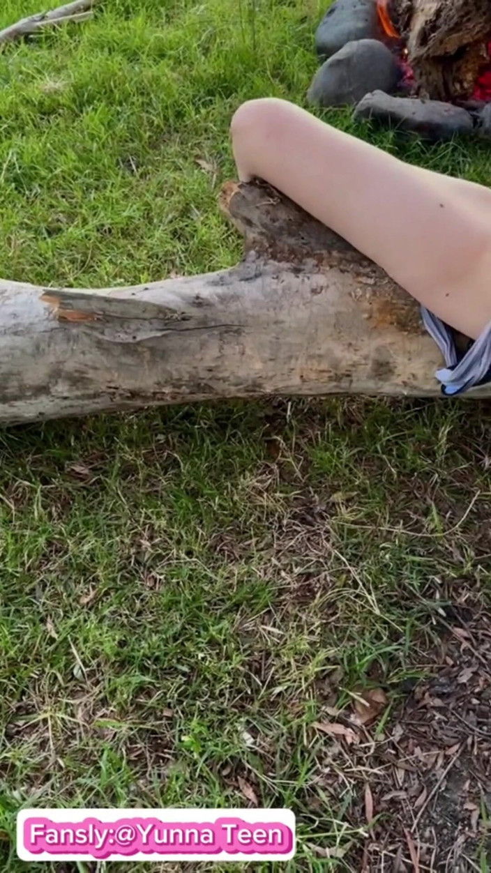 Yunna Teen: Jag går utan trosor i naturen. och jag rycker av...