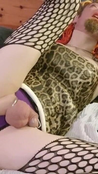 Leopar baskılı pvc elbisede 16 inçlik dildoyla oynuyor aşırı anal