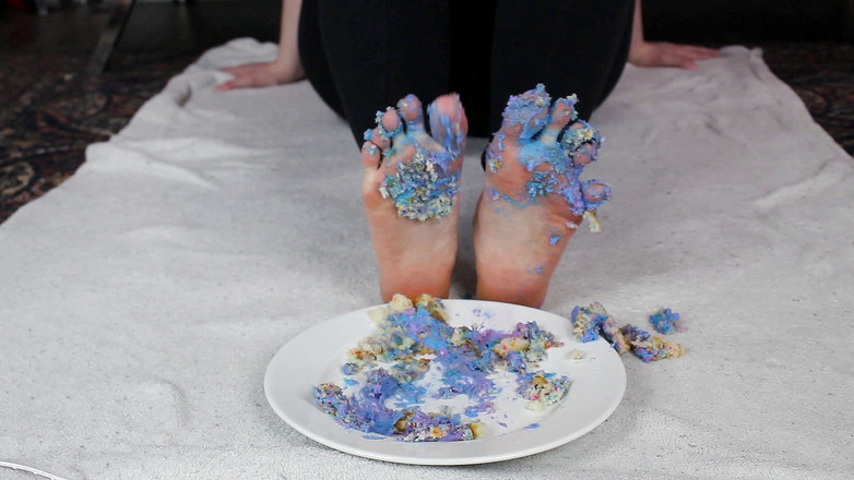 Emma Lilly: 用我的脚趾粉碎纸杯蛋糕