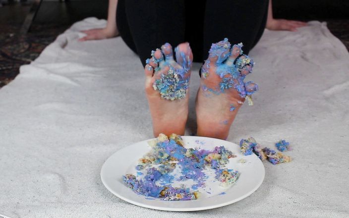 Emma Lilly clips: Smashing cupcakes met mijn tenen