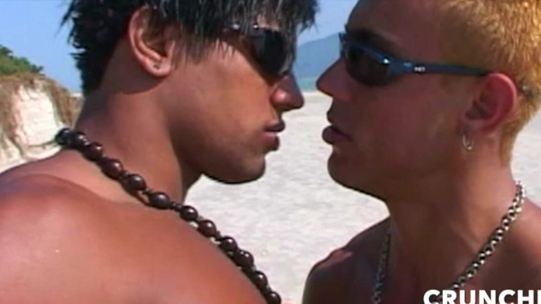 Gaybareback: Латинский твинк трахает Barebac с другом