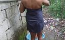 SLCOUPLEGOAL: Sri Lanka - esposa bañándose - video