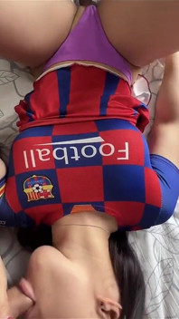 Une pom-pom girl sexy à gros cul se tape deux bites