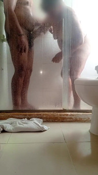 Jebanie macochy milf w hotelowej łazience