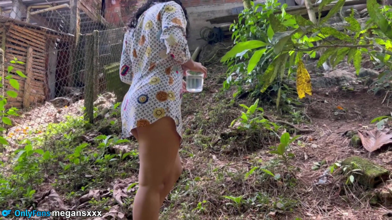 MeGanSxx: Jardinero Me Folla Mientras Mi Marido No Esta En Casa...
