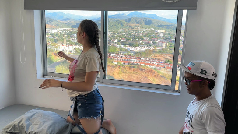 Julianaburning: 의붓아빠의 집에서 핫한 라틴계 여자 여친을 따먹고, 예기치 않게 도착해서 옷장에 숨깁니다.