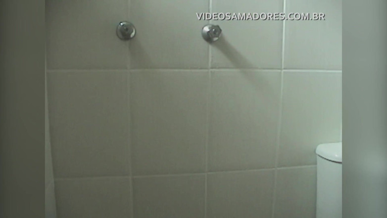 Amateurs videos: Młoda brunetka z pięknymi naturalnymi cyckami nagrywa wideo biorąc prysznic