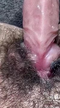 La chica se frota contra el y se lleva a un orgasmo / chorro mientras el compañero de cuarto está en la ducha