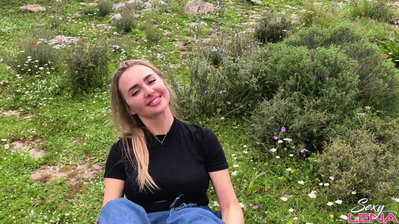 Goddess Lena: Греческий горный футджоб с потными нейлоновыми ногами — уличный кремпай на моих подошвах