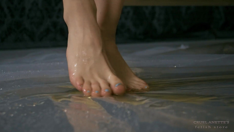 Cruel Anettes fetish world: Pee on Her Soles