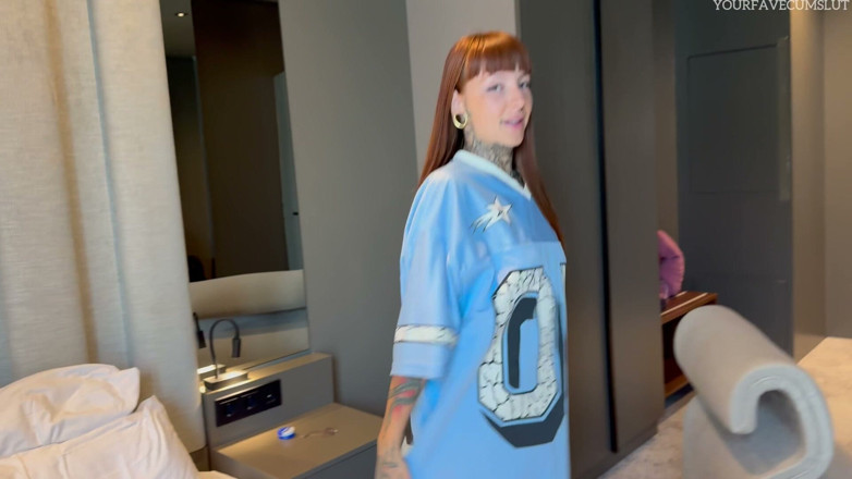 Yourfavecumslut: Kencing di Hotel Berlin! Pagi-pagi kencing setelah ngopi!