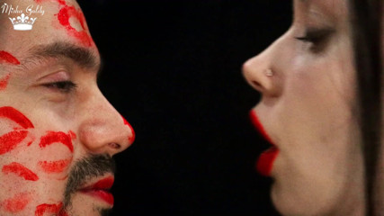 Goddess Misha Goldy: Coprendo il viso di Alex con baci con rossetto rosso