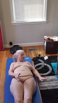 La calda matura fa un po' di yoga mattutina!