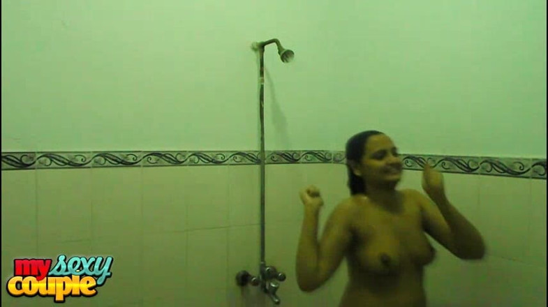 Desi Couple Sunny & Sonia: Esposa india tomando ducha después de sexo