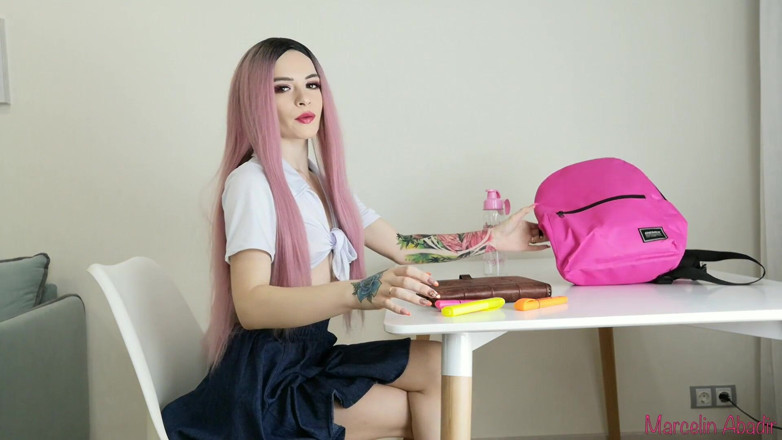 Marcelin Abadir: La studentessa del college si masturba con un giocattolo rosa