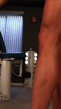 La muscolosa marina si spoglia nella sua palestra a casa