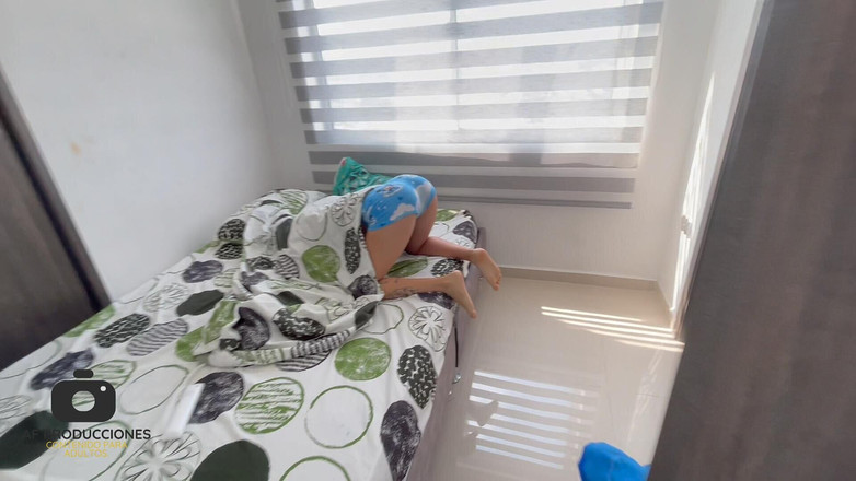 Sara Case: Moje hezká latinskoamerická nevlastní sestra mě podvádí tím, že se vydává...