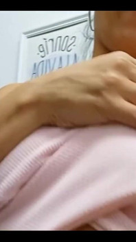 Duas tranças como uma garota e óculos como um professor