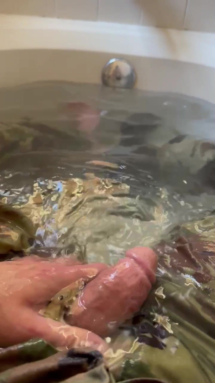 Gay Soldier Stuff: Primo video piscio! Guarda mentre lo specialista dell'Esercito entra in...