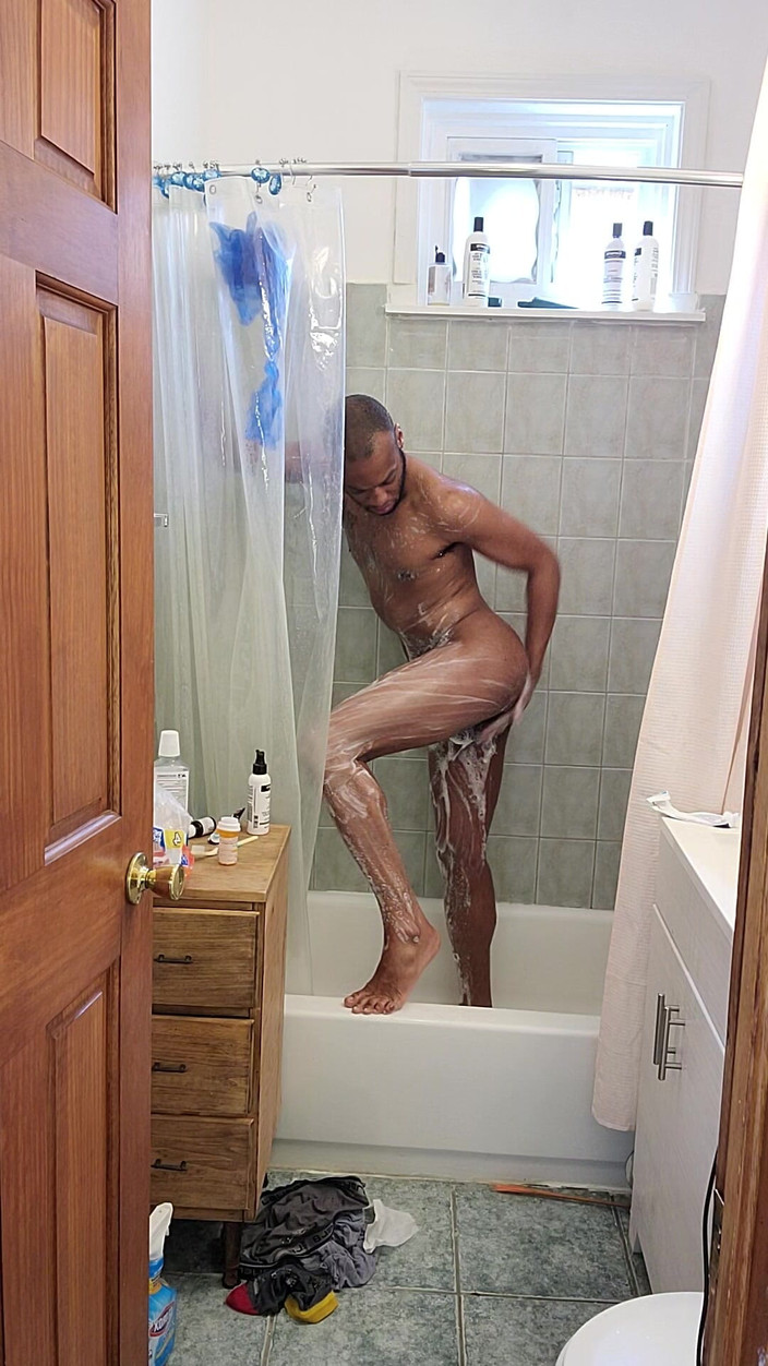 Kennie Jai: Seksowny prysznic od Kennie Jai