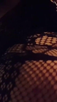 Baisée par derrière avec un gode pompe