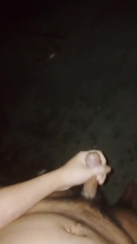Čekání na nevlastního otce ve tmě. Stříkání na ulici!