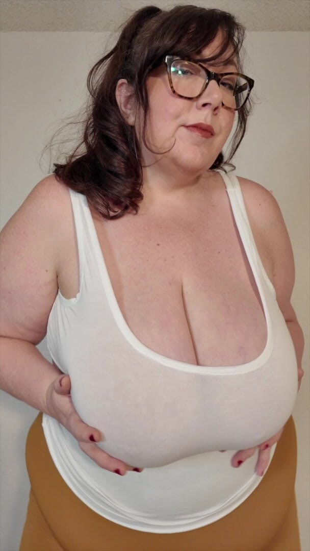 cutejayne: Wielkie Cycki BBW W Chłosty Biały Tank Top
