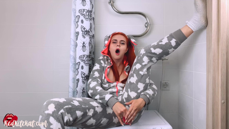 Red KiteKat: Roztomilá zrzka masturbuje kundičku robertkem a má orgasmus v Kigurumi