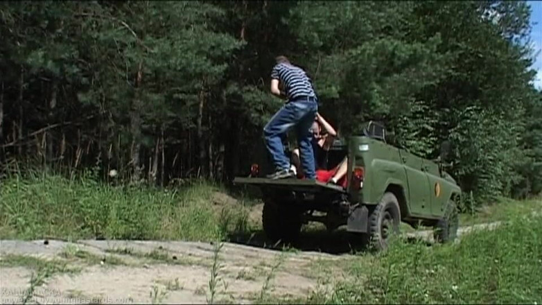 Young Bastards: Kinky punk bịt miệng trong rừng