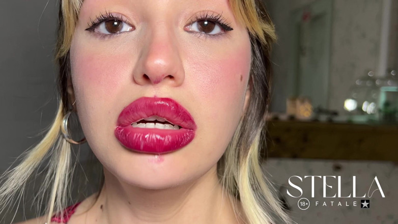 Stellafatale: Razzi- rossetto rosso che trema con le labbra - rallentatore