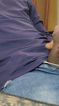 Black Boi excitată se joacă cu pula și oferă spectacole fierbinți