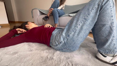 scarlettandc: Naplňuji svůj fetiš čuchání nohou mé přítelkyně