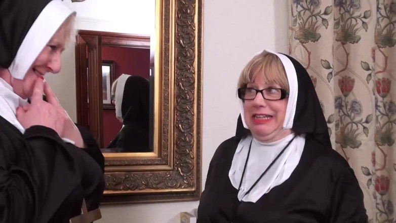 Dirty Doctors Clips - Mature British Lesbians: Niegrzeczne lesbijki zakonnice