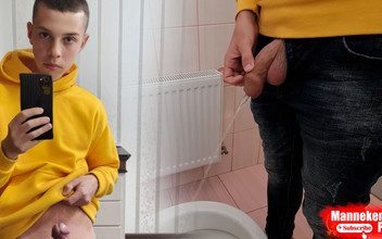 Manneken pis: Facet długo sika w publicznej toalecie i robi sobie selfie