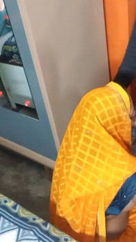 Muito bonita indiana em sari amarelo