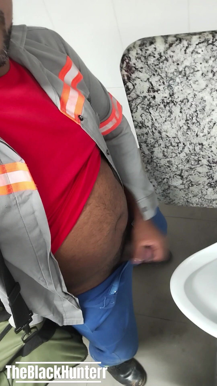 TheBlacKHunterr: Ich habe meinen Kollegen auf der Toilette der Kanzlei geblasen