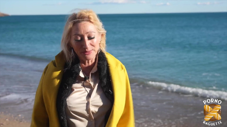 Porno Baguette: Betty, seksi orta yaşlı seksi kadın, yaraklarla oynamayı seviyor