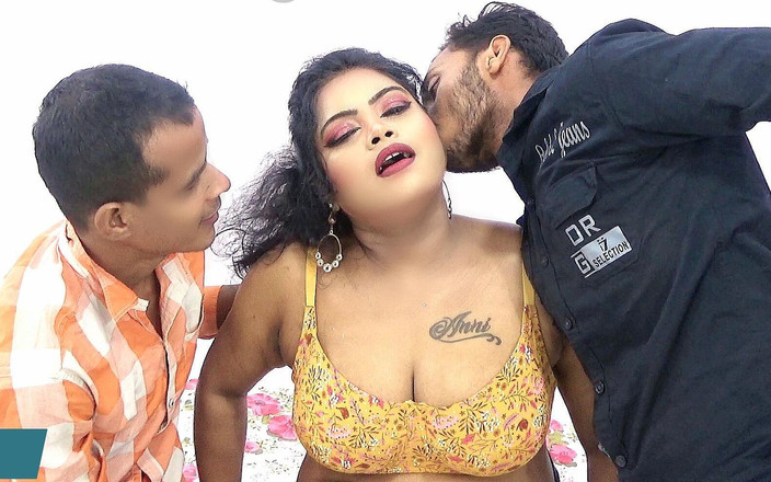 Sexwithsonia: Kocasının yokluğunda, koca arkadaşları karısını sikiyor bölüm 2