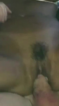 Opwindende seksuele ontmoeting met inbegrip van handmatige stimulatie en orale seks met een aantrekkelijke Aziatische vrouw op hoge hakken