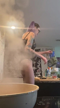 73 Giantess Cooks em Tiny Kitchen