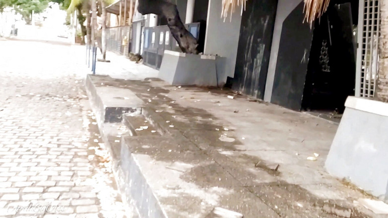 April BigAss: तख्तापलट पर सड़क पर पेशाब पीना फिट