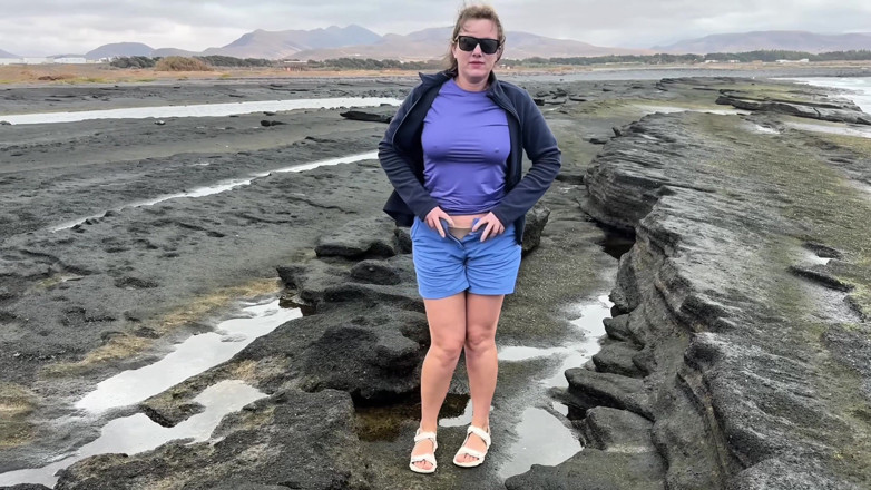 Emma Voyeur: Kompilasi kencing di luar rumah di pantai
