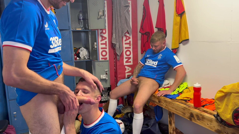 Jak Wycombe: İki heteroseksüel genç kız Jak'in deliğini ele alıyor