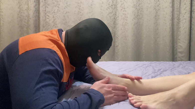 PriyaNaavya: Uctívej mé nohy, otrok