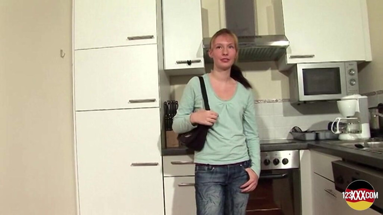 German amateur - 100% German hardcore videos: सबसे मस्त जर्मन सुनहरे बालों वाली कमसिन किचन में अपनी चूत में ऊँगली कर रही है
