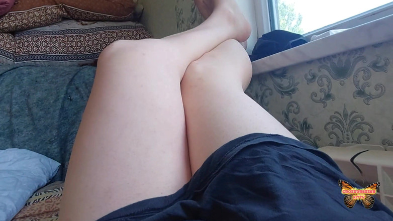 Kitty_Cross: Beine des süßen Femboy, glatter sexy hintern, weißer transvestört sissy...