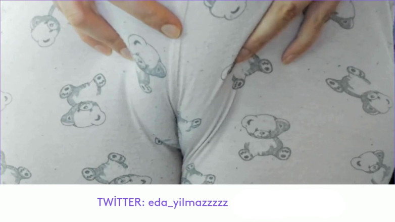bigass_sexy_bigboobs: Stydké pysky- Oteklá kundička- Masturbujte s pyžamem- Tření kundičky s...