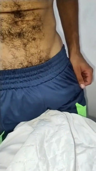 Penisini gösteriyor, azgın, kesilmemiş penisini kaldırıyor!