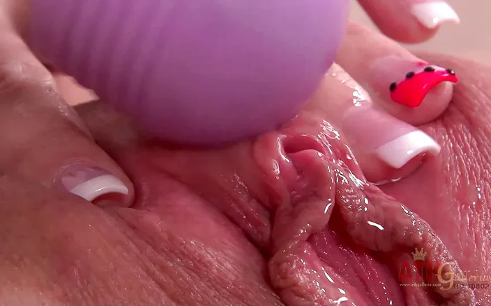 ATKIngdom: Amazing bombshell cums hard
